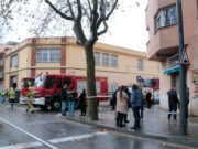 Revifa l’incendi a l’empresa d’aliments congelats de Reus i es desallotgen 44 veïns pel fum