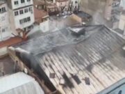 Cinc dotacions de Bombers actuen en un incendi a la coberta d’una nau de Reus