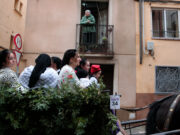 Una cinquantena de carruatges mantenen viva la tradició de l’Encamisada de Falset