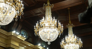 El ple del Parlament se suspèn uns minuts després que caiguin dos vidres de la làmpada central de l’hemicicle