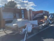 Una forta ratxa de vent fa bolcar una caravana a l’Hospitalet de l’Infant