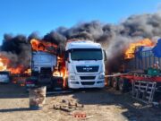 Un espectacular incendi devora diversos camions en una zona industrial de Reus