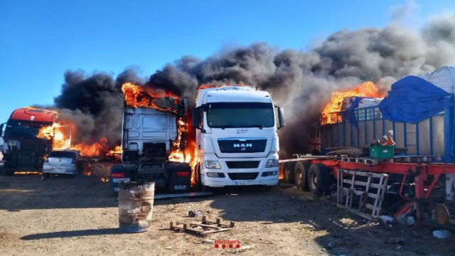 Imatge de l'incendi a Mas de Riera, Reus (Bombers)