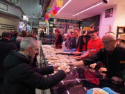 El Mercat de Reus celebra el Dijous Gras amb un esmorzar de botifarra d’ou