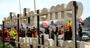 Els treballadors del 061 porten la vaga indefinida a les portes del nou edifici d’emergències pel “silenci” del Govern