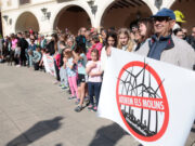 Vuit caminades reivindicatives conflueixen a Montbrió per escenificar el rebuig social al projecte de central eòlica
