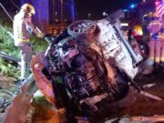 Impactant accident a Tarragona: un vehicle bolca i el conductor queda atrapat
