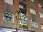Un pis queda calcinat en un incendi que desperta un barri de Tarragona