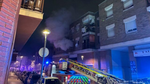 Imatges de l'incendi al pis de Tarragona (Bombers)