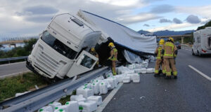 Un camió amb garrafes de fertilitzant bolca a l’AP-7 a Mont-roig del Camp