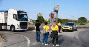 Una trentena de docents fan talls intermitents a l’N-240 davant una “lluita prolongada” de la comunitat educativa