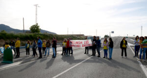 Una trentena de docents fan talls intermitents a l’N-240 davant una “lluita prolongada” de la comunitat educativa