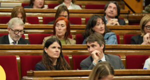 Junts acusa Illa de ser “còmplice” de l’emergència lingüística del català i li reclama un “canvi de rumb urgent”