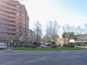 Un home armat desferma el pànic al centre de Reus