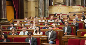 El Parlament demana apujar almenys un 5% els preus de la cartera de serveis d’atenció en casos de violències masclistes