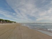 Mor ofegada mentre es banyava a la platja de la Pineda