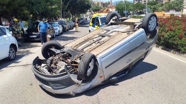 Imatge del cotxe bolcat a l'avinguda de Bellissens (Guàrdia Urbana Reus)