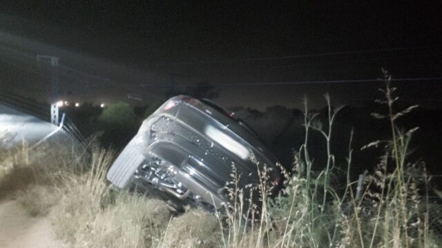 Imatge del cotxe bolcat a tocar les vies a Reus (Bombers)