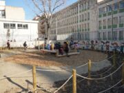 El pati de l’escola General Prim, un espai de convivència familiar i joc a l’aire lliure