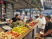 Visita d’estudiants del CNL de Reus al Mercat Central i la Biblioteca per practicar el català