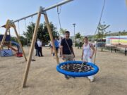 La presidenta de la Diputació de Tarragona inspecciona les obres del parc de la piscina a Riera de Gaià