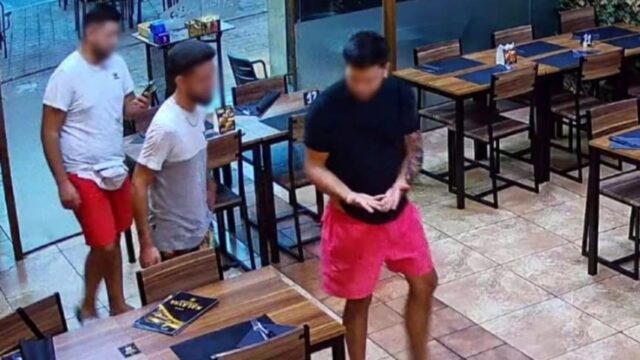 Imatge dels tres nois que van marxar sense pagar de Burgers Kalavia a Reus