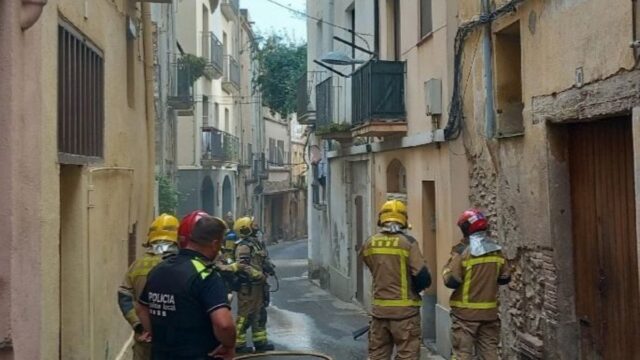 Imatge del moment de l'extinció de l'incendi a Valls (Bombers)