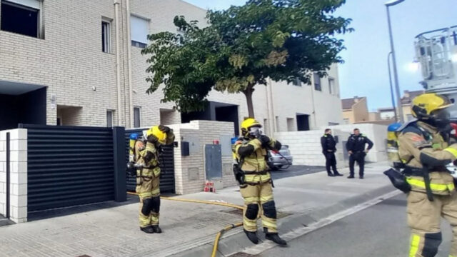 Imatge d'un incendi d'habitatge al carrer Serres de Mestral de Reus (Bombers)